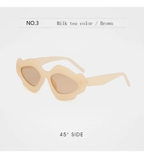 Vue latérale détaillée à 45 degrés de lunettes ondulées beige thé au lait et verres bruns