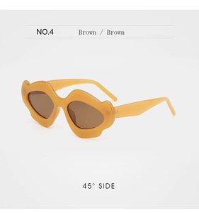 Détail de lunettes de soleil marron avec monture ondulée vue de profil à 45 degrés