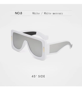 Vue latérale détaillée à 45 degrés des lunettes de soleil blanches avec verres argentés
