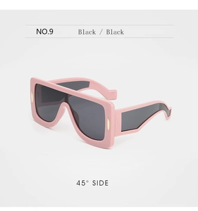 Lunettes de soleil roses surdimensionnées avec branches ondulées et vue latérale à 45 degrés