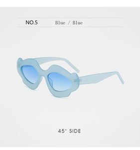 Détail des lunettes de soleil bleues en forme de lèvres avec verres dégradés à 45 degrés