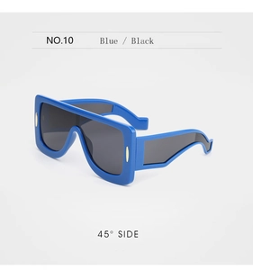 Détail de lunettes de soleil masque bleues avec verres foncés et accents dorés
