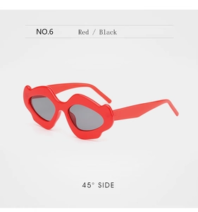 Détail des lunettes de soleil ondulées en forme de lèvres rouges avec verres noirs