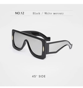Vue latérale détaillée à 45 degrés des lunettes cyberpunk avec verres miroir argentés