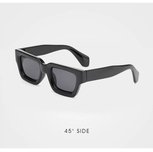 Vue détaillée des lunettes de soleil carrées avec monture noire brillante et épaisse