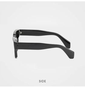 Détail de vue latérale de lunettes de soleil rétro à monture noire épaisse