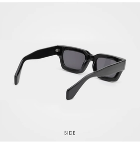 Vue latérale de lunettes de soleil carrées à monture noire épaisse et finition brillante