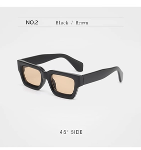 Vue latérale à 45 degrés de lunettes de soleil carrées noires avec verres bruns