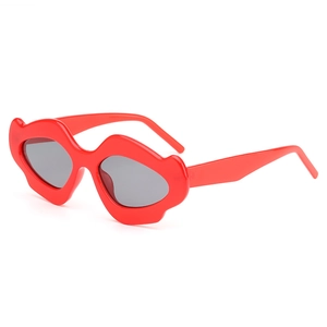 Lunettes de soleil tendance en forme de lèvres rouges avec verres gris foncé et monture lèvres rouges