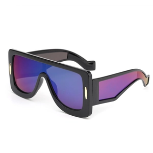 Lunettes de soleil noires avec verres miroir dégradé violet et accents dorés