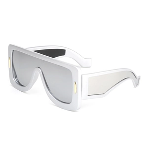 Lunettes de soleil futuristes argentées surdimensionnées avec des accents dorés