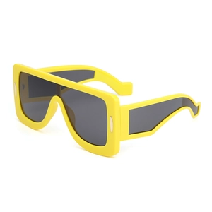 Lunettes de soleil oversize jaunes futuristes avec verres gris monobloc en vue à 45 degrés