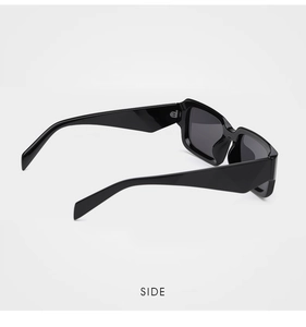 Vue latérale de lunettes de soleil rectangulaires noires avec branches larges et chic