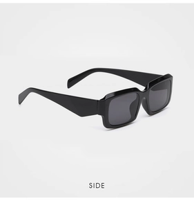 Vue latérale de lunettes de soleil carrées noires avec branches larges et verres