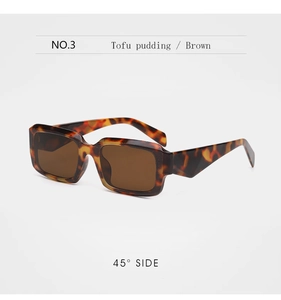 Détail vue à 45 degrés des lunettes de soleil carrées rétro écaille et verres marrons