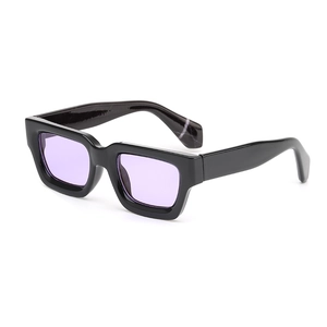 Lunettes de soleil rectangulaires noires à verres violets présentées sous un angle de 45°