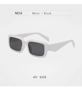 Détail de lunettes de soleil rectangulaires blanches avec verres noirs sous un angle de 45°