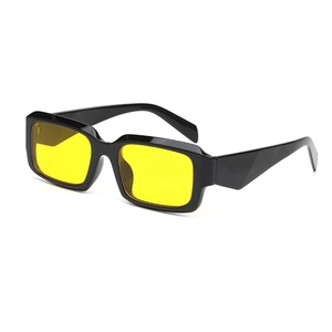 Lunettes de soleil rectangulaires rétro monture noire et verres jaunes vue à 45 degrés