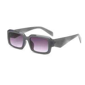 Lunettes de soleil hip-hop carrées avec monture gris foncé et verres dégradés violets