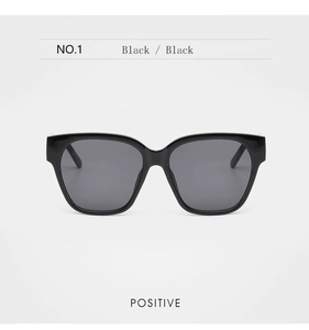 Vue de face de lunettes de soleil carrées noires surdimensionnées avec verres foncés