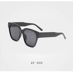 Lunettes de soleil carrées noires à monture épaisse vues sous un angle latéral de 45 degrés