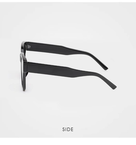 Vue latérale de lunettes de soleil noires brillantes avec branches larges et chic
