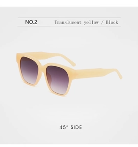 Gros plan de lunettes de soleil jaune translucide avec verres dégradés violets sous un angle de 45°