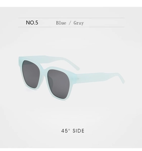Vue latérale de lunettes de soleil carrées bleu clair avec verres gris foncé à 45°