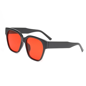 Lunettes de soleil tendance à monture noire et verres rouges, vue de profil à 45°