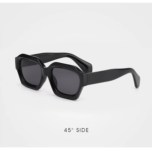 Vue latérale à 45 degrés de lunettes de soleil vintage noires à monture hexagonale épaisse