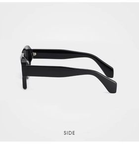 Vue latérale des lunettes de soleil rétro rectangulaires avec branches larges noires