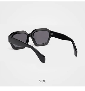 Vue latérale de lunettes de soleil hip-hop rétro à monture noire et verres gris