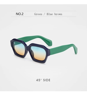 Détail de lunettes hexagonales avec monture bleu marine et branches vertes sous un angle de 45°