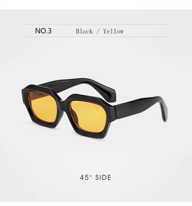 Détail de lunettes de soleil noires polygonales avec verres jaunes à un angle de 45°