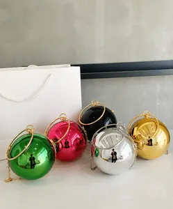 Pochette da sera sferiche in verde, rosa, nero e oro con manici ad anello in metallo