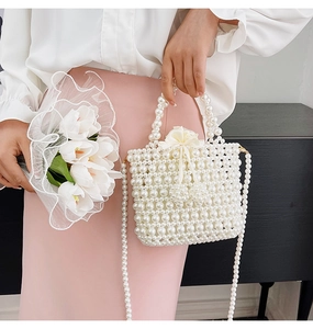 Détail du sac seau fait main en perles avec doublure satin et bandoulière perle