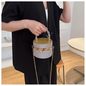 Detailweergave van luxe strass emmertas met kristallen handvat en gouden ketting