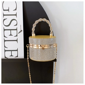 Detailopname van een luxe emmertas met strass-steentjes en kristallen handvat