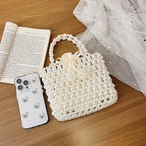 Sac seau perlé à la main avec doublure en satin blanc et poignée ronde perlée