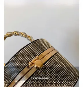 Detailopname van de elegante avondtas met strassteentjes, metalen sluiting en handvat
