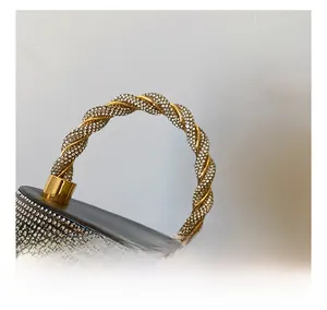 Detail van strass emmertas met met kristallen versierde gouden handgreep