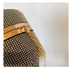 Detail van de gouden metalen haak en hardware op een met strass steentjes bezette avondtas