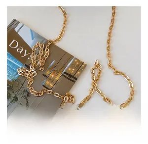 Detail van een grove gouden metalen ketting met hoogglans afwerking voor avondtassen