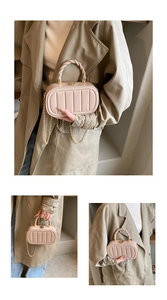 Détail du mini sac pêche avec matelassage vertical et poignée tressée élégante