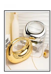 Schicke ringförmige Metallic-Clutches in Gold und Silber mit eleganten Kettenriemen