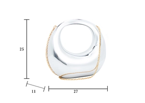 Silberne Halbmond-Hartschalen-Clutch mit Maßen 27x25x11 cm und goldener Kettenriemen