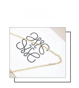 Nahaufnahme der hochwertigen, goldenen Metallkette für elegante Abendhandtaschen