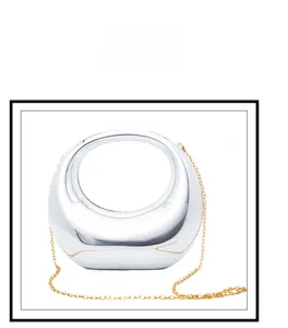 Detailansicht der silbernen Halbmond-Abendtasche mit goldener Kette und Spiegeleffekt