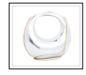Nahaufnahme der halbmondförmigen Abendtasche mit Silber-Spiegelfläche und Goldkette