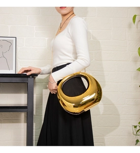 Goldene Abendtasche in Halbmondform mit Metall-Finish und eleganter Gliederkette